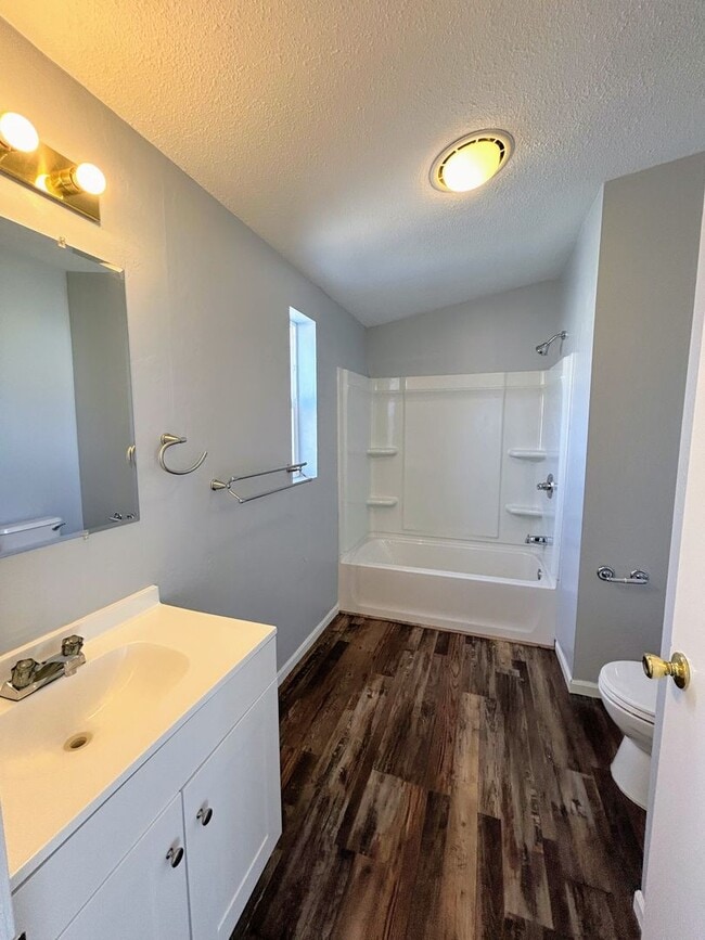 Building Photo - Centrally Located