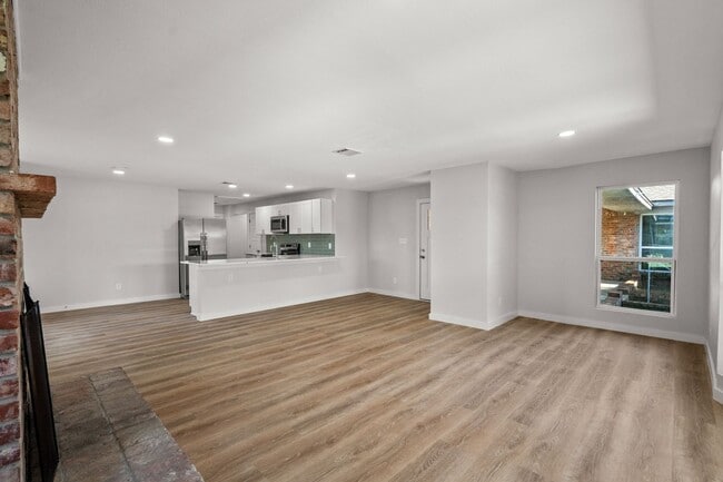 Building Photo - SW Loop 820 - 4304/4306 *Lease Up Only*