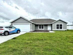 Building Photo - Desirable Silver Springs Shores - 3/2/2 **Won't Last**