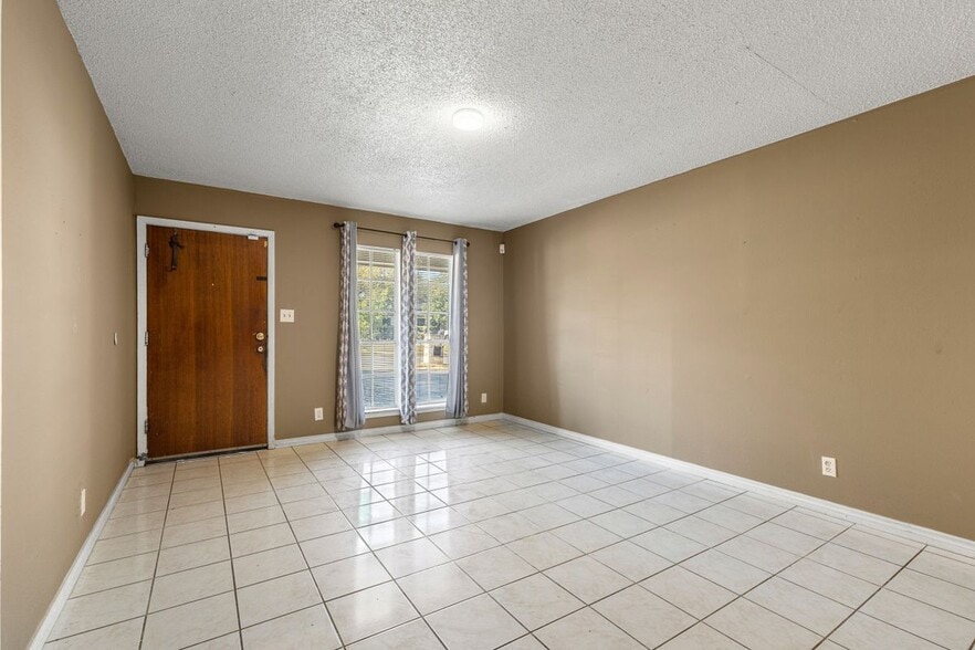 Building Photo - 9407 N Creek Dr