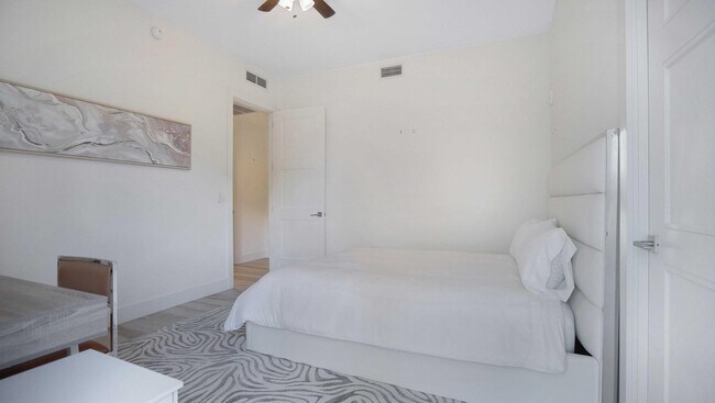 Building Photo - 155 E Boca Raton Rd