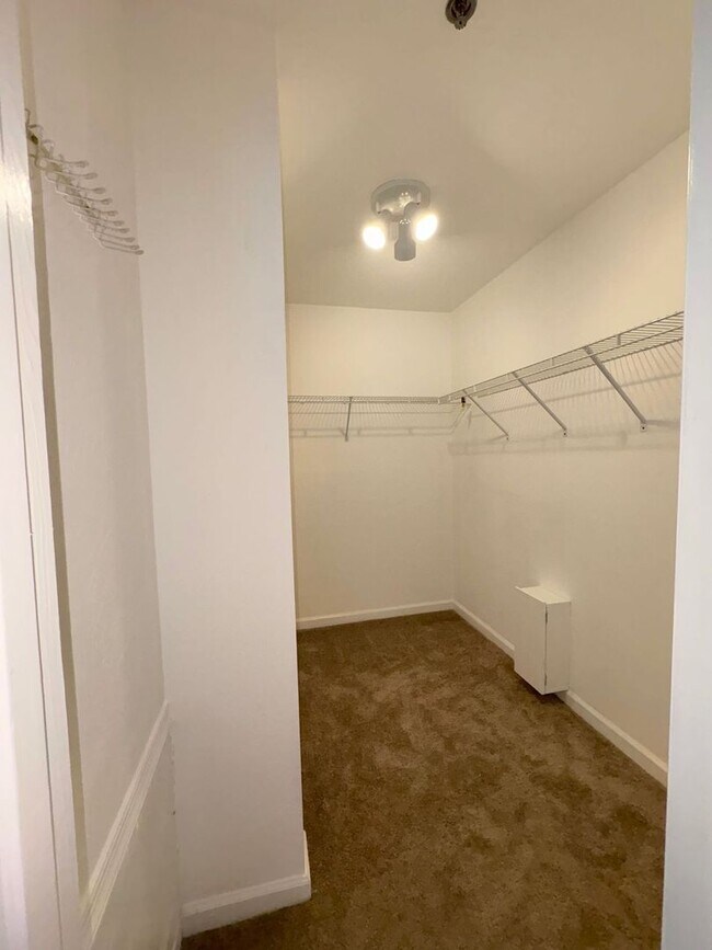 Building Photo - LARGE 2ND FLOOR CONDO