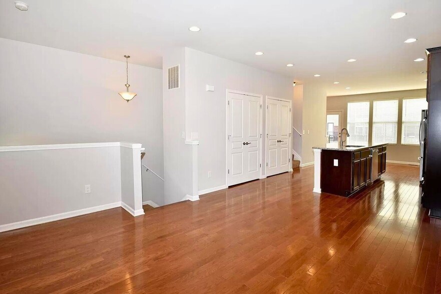 Building Photo - 863 Barclay Cir