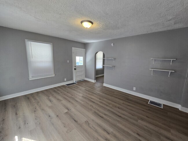 Building Photo - 908 W 6th St