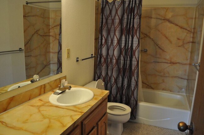 Building Photo - 1 Bed 2 Bath View Point Community TOP Floor Condo