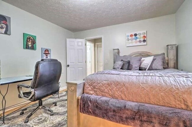 Building Photo - 483 Oak Dr SE