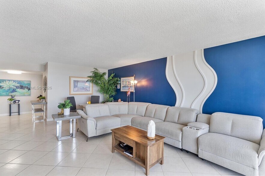 Building Photo - 18031 Biscayne Blvd