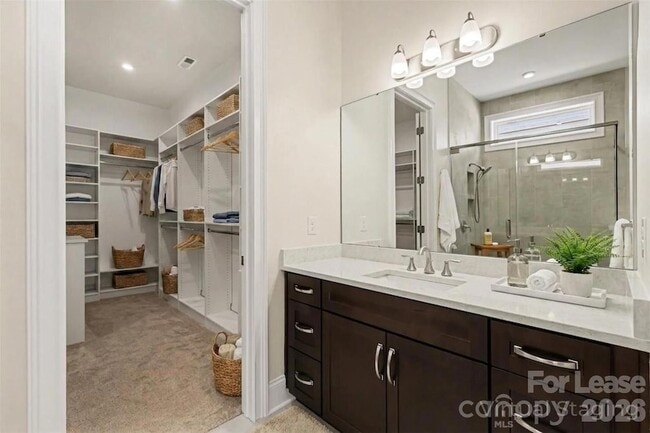 Building Photo - 2026 Lake Como Dr
