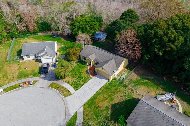 Building Photo - Very Nice 3/2 Home w/ Fenced Yard in St. Cloud with Bonus Room