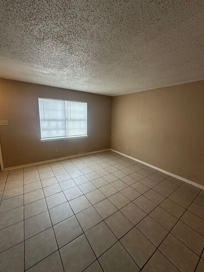 Building Photo - 3804 Charolais Dr