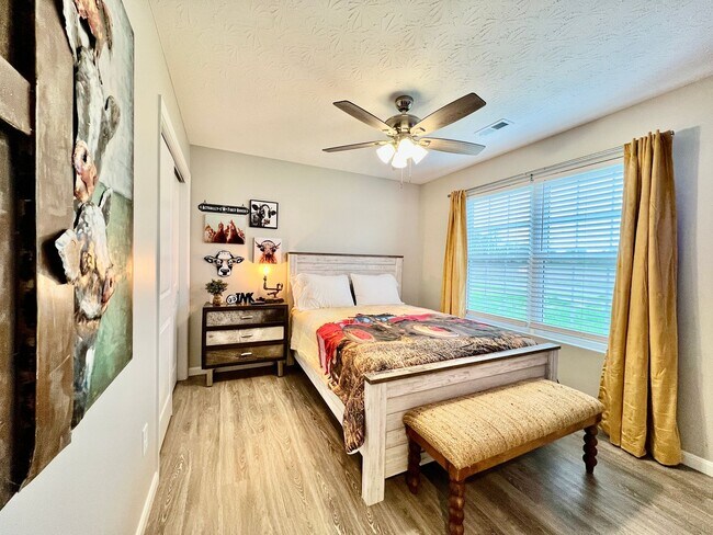 Building Photo - NEW Farmhouse Retreat Rustic decor and Cozy vibes!