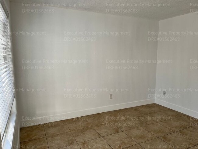 Building Photo - 2-bedroom/ 1.5- bathroom townhome. *Move I...
