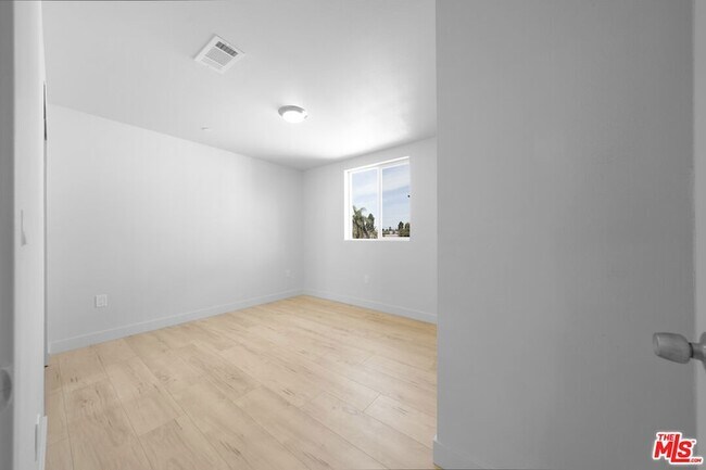 Building Photo - 236 W 84th Pl