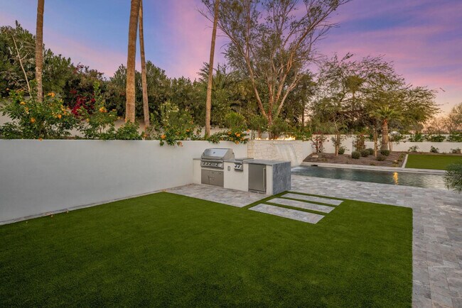 Building Photo - 6500 E Cactus Wren Rd