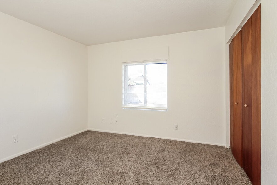 Building Photo - 5220 W Christy Dr