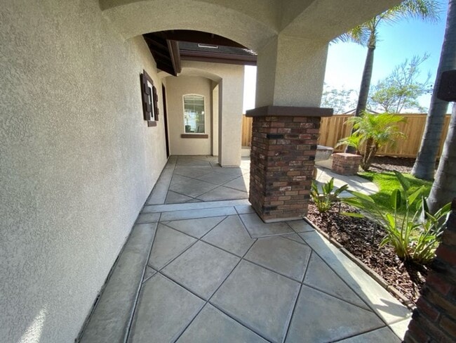 Building Photo - Great 5 Bd/3Bth in the San Marcos Santa Fe...