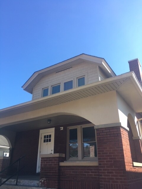 Building Photo - 320 E Main St