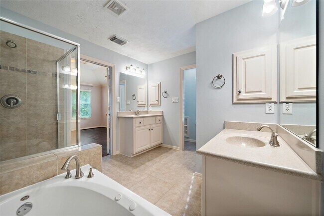 Building Photo - 2626 Couch St