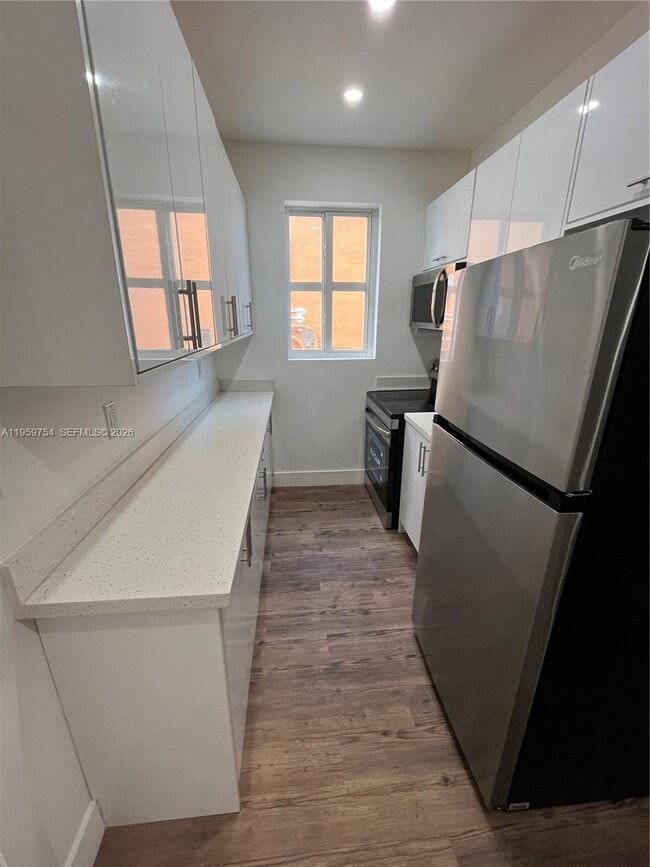 Building Photo - 321 SW 9th Ave