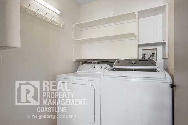 Building Photo - Welcome to Your Venice Oasis!