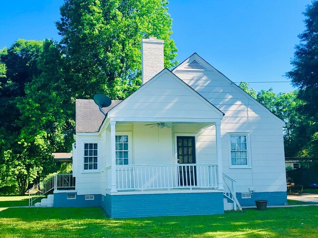 Building Photo - Charming 1940's Cottage