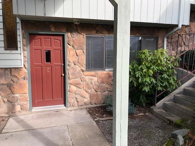 Outside Entry - 1610 Skyline Way