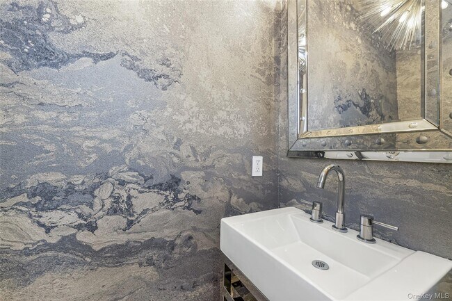 Building Photo - 17 Bayview Rd N