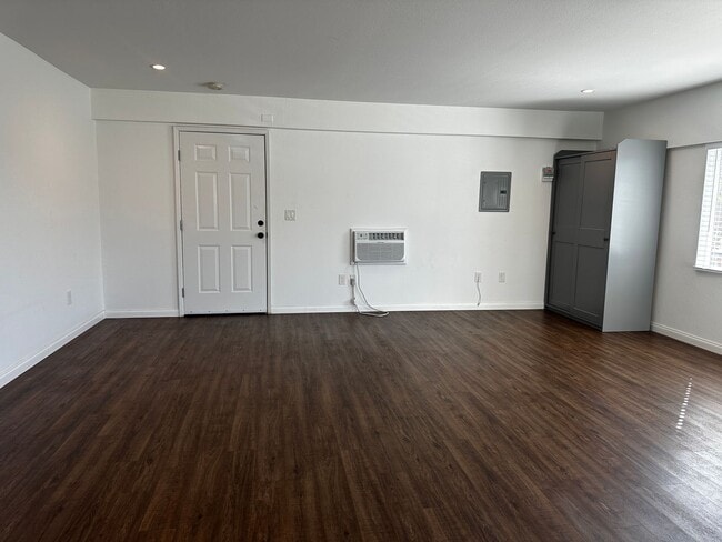 Building Photo - Move-In Special - Charming studio in San M...