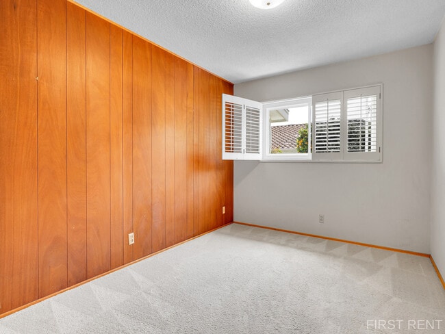 Building Photo - 5250 Vickie Dr