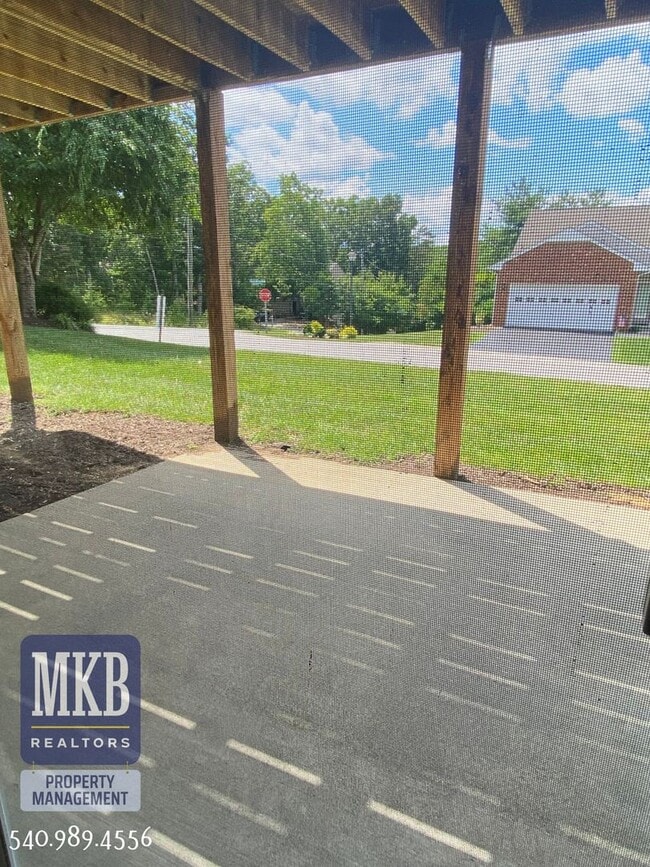 Building Photo - 3 bedrooms 3 baths Patio Home in Roanoke C...