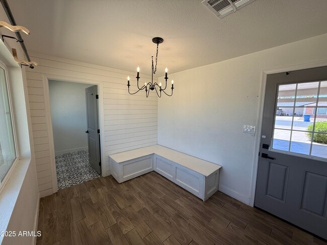Building Photo - 301 N Apache Dr