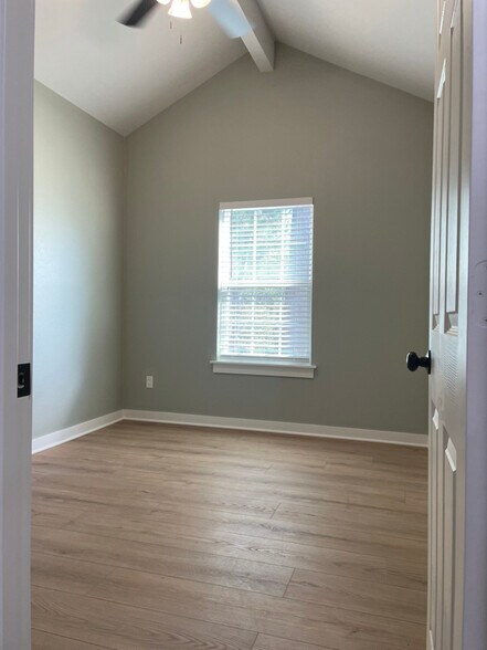 Building Photo - 15831 Echo Glen Dr