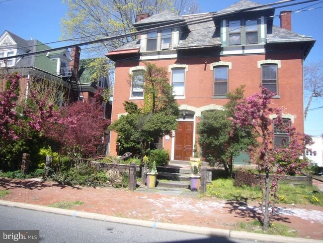 Primary Photo - 209 W Chestnut St