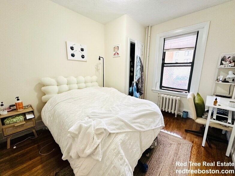 Building Photo - 452 Park Dr