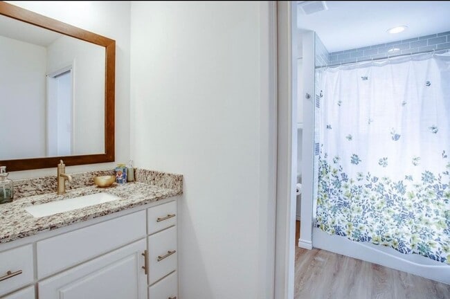 Building Photo - 4 bedroom 3 bathroom in Kelsey Park!!