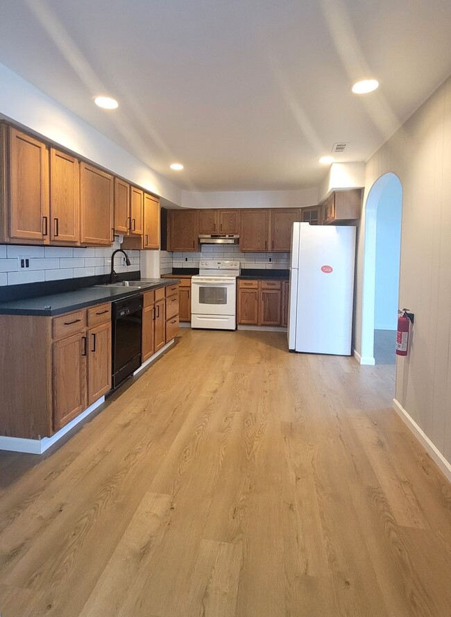 Building Photo - Spacious 3 Bedroom 2.5 Bath Townhome for RENT