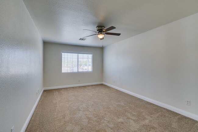 Building Photo - 3 Bedroom Townhouse with attached garage i...