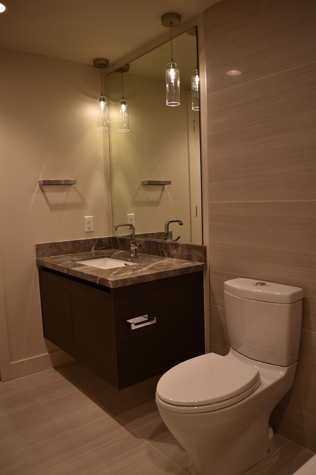 Building Photo - Spacious Luxury One Bedroom - Insignia