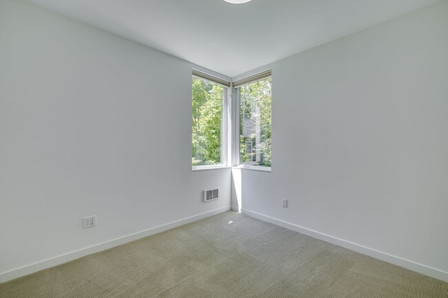 Building Photo - Beautiful 3 bedroom townhome in Leschi!