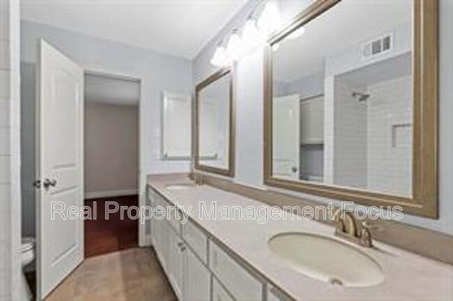 Building Photo - 14722 Overview Dr