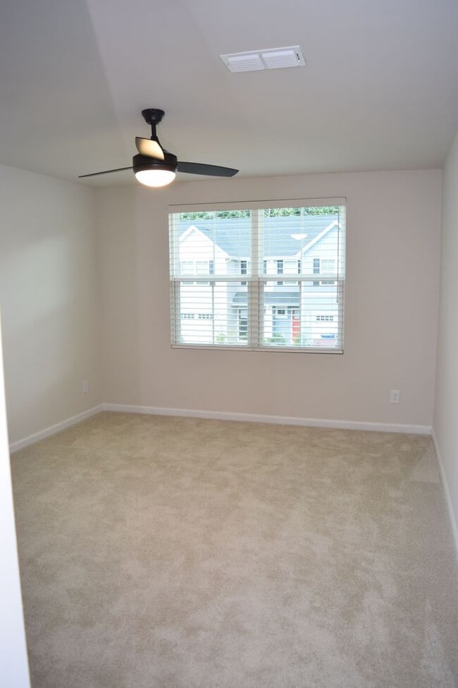 Building Photo - Modern 3-Bedroom Townhouse with Garage & P...