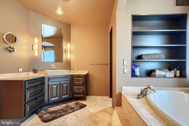 Building Photo - 1301 Hull St