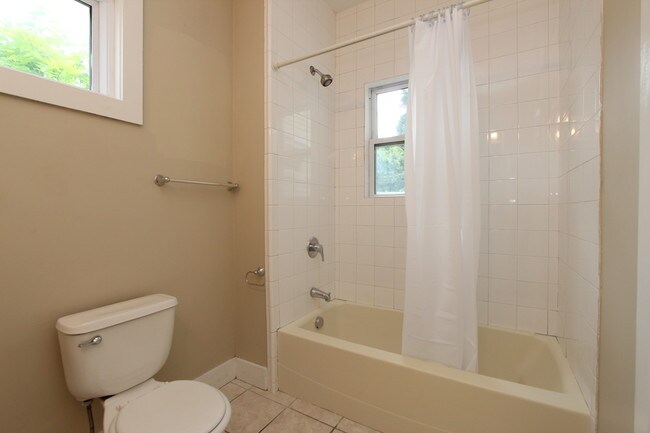 Building Photo - 548 Giddings Ave SE