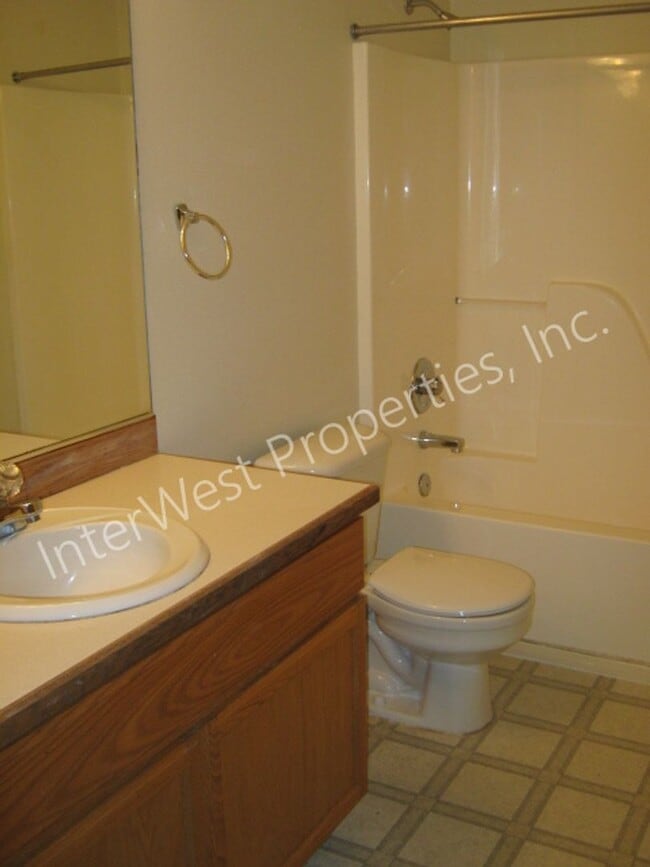 Building Photo - Ranch Style 3 Bedroom Gresham Home with 2 Car Garage, Gas Fireplace, & Yard!