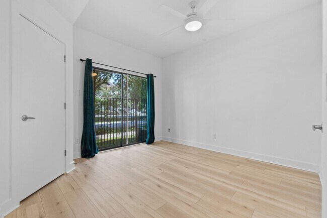 Building Photo - Contemporary Townhome Steps from Downtown/...
