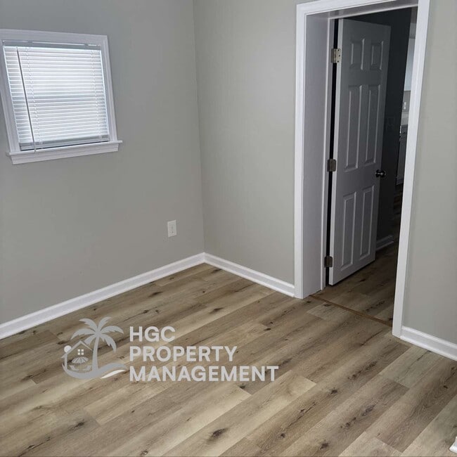 Building Photo - 827 Moore St