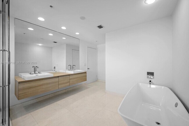 Building Photo - 17301 Biscayne Blvd