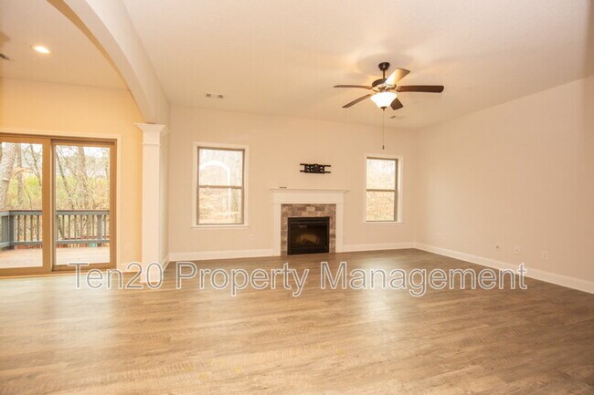 Building Photo - 9843 N Ivy Park Dr