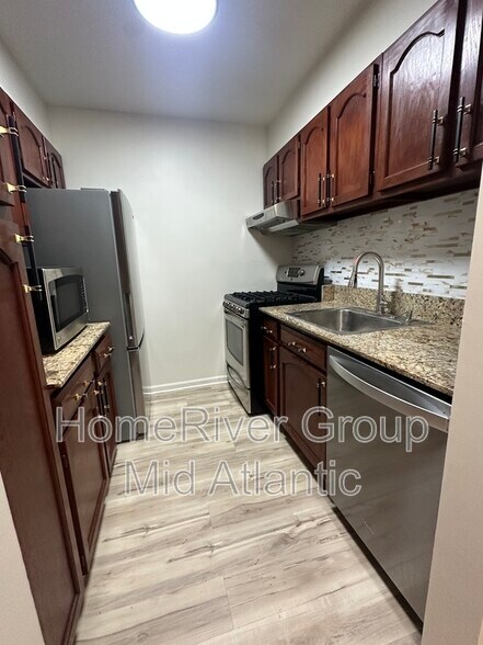 Building Photo - 5810 Cove Landing Rd