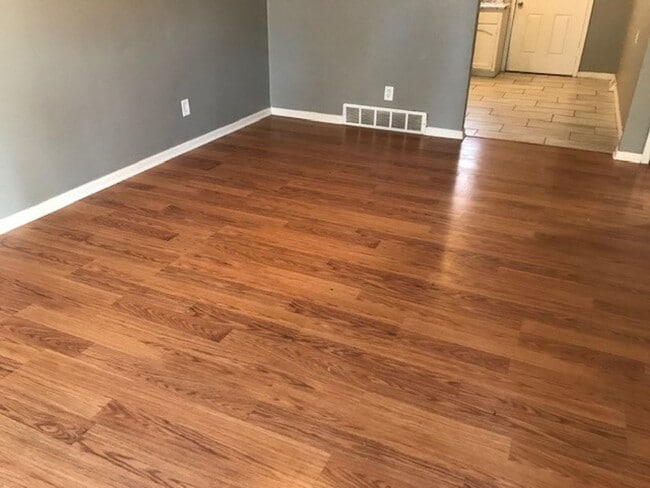 Building Photo - 2 bedroom 1 bath (Half off first months rent)
